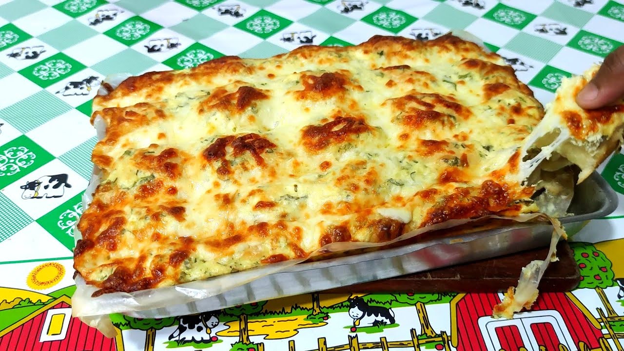 Pão de alho com queijo no tabuleiro