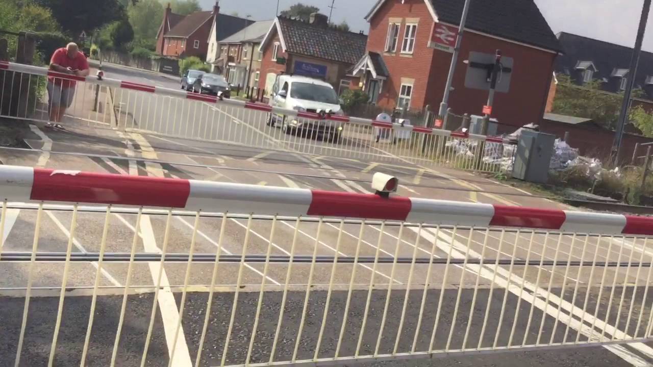 Elmswell Station Level Crossing (Suffolk) Wednesday 21.09.2016