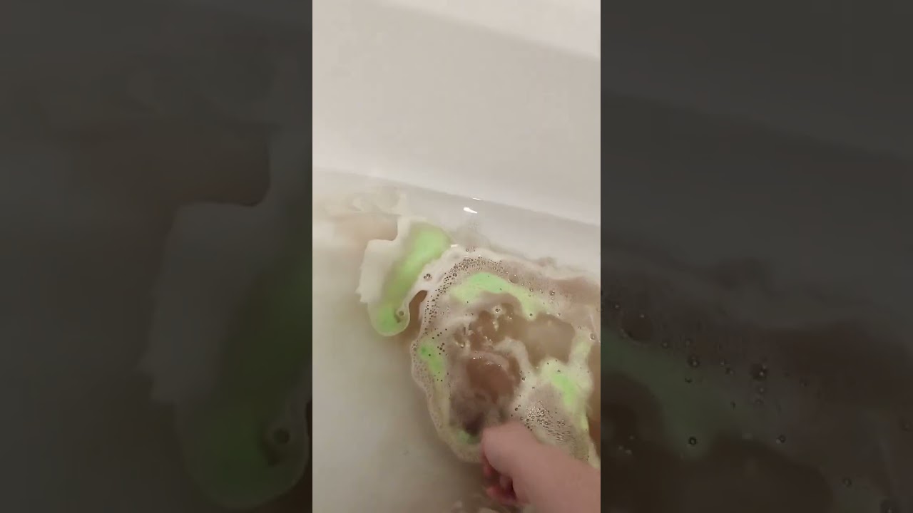 Minecraft lush bath bomb.. kinda made my bath look weird but at least it smelt good..? 
