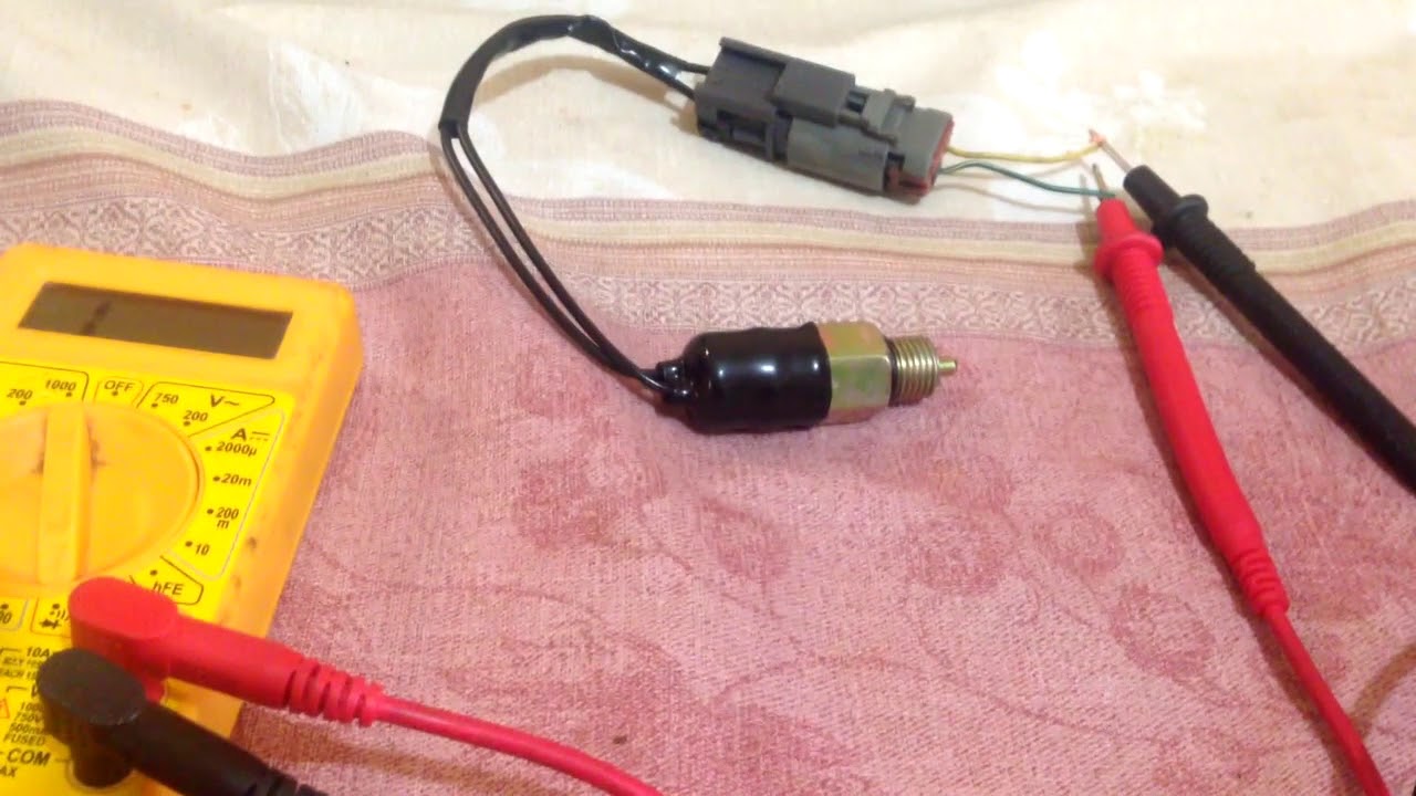 Como cambiar sensor de reversa del Tsuru