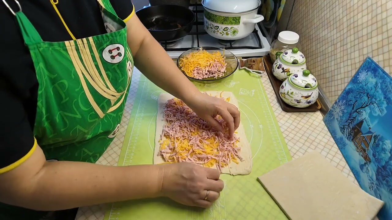 Наготовила на несколько дней / / Рулетики из слоеного теста с вкусной начинкой