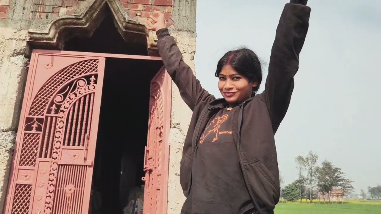 इतना गड्ढे में गिर गई