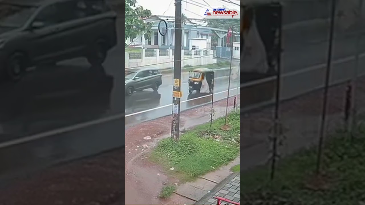 Kerala: Car crashes into electric pole in Kannur