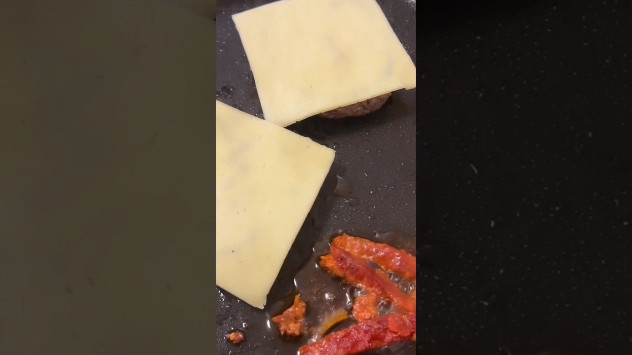 How to: Double cheeseburger with bacon and chorizo #cheeseburger