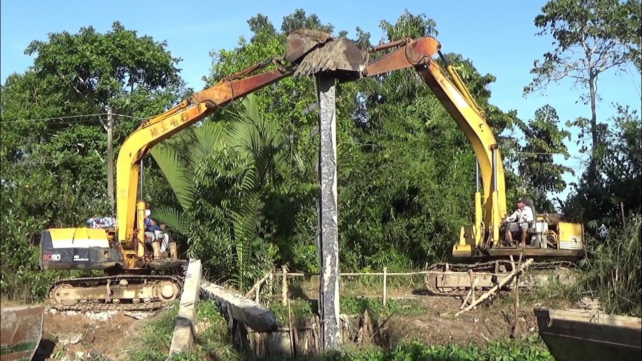 xe cuốc yếu qua mà đi đóng cọc thì quá vất vả luôn