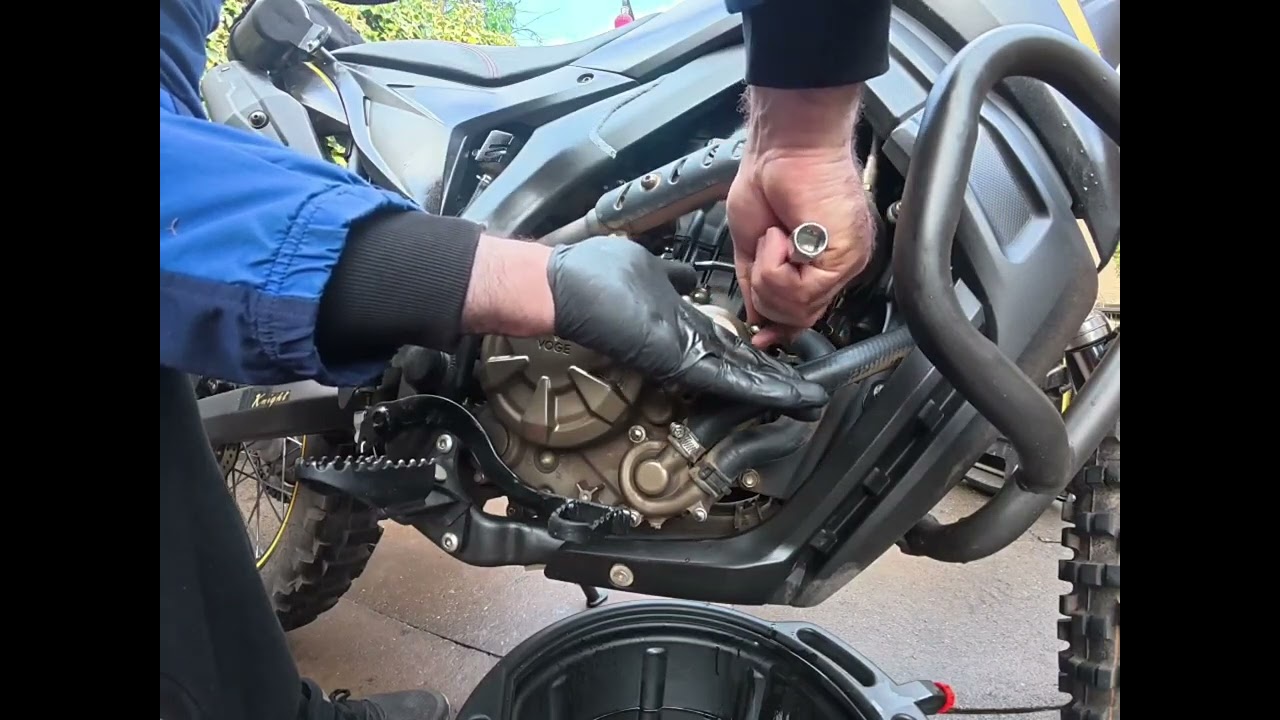 Voge 300 rally oil and oil filter change 