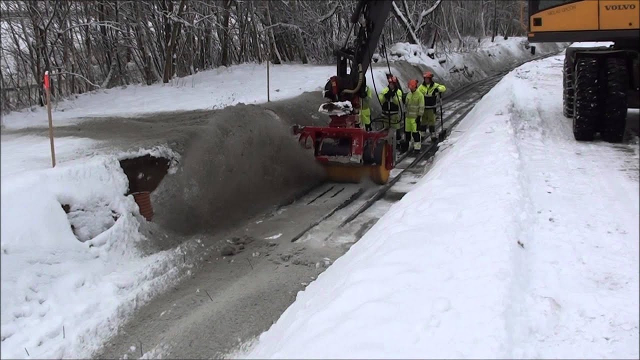 RF-System AB Snöröjning med sopvals. Dubbla hydraulmotorer - Snow removal with broom.