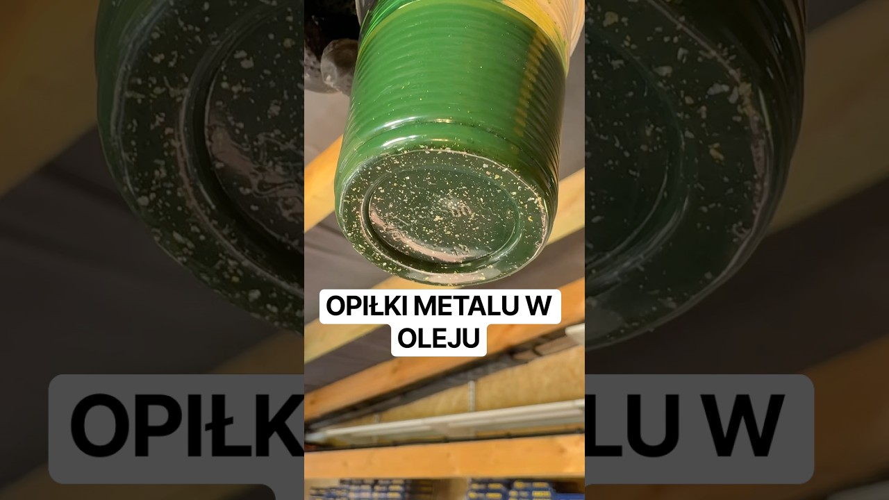 Zobacz, jaki olej zlaliśmy ze sprężarki! 😳 Opiłki po zatarciu zanieczyszczają cały układ.