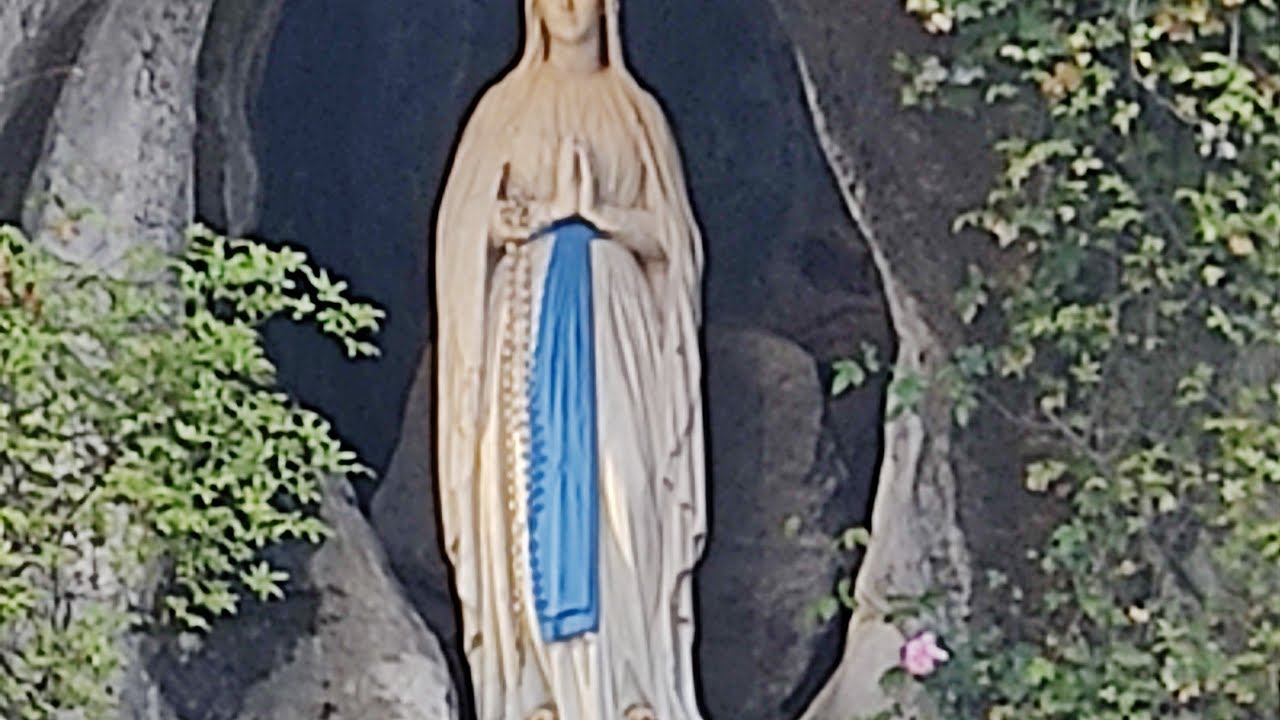 Lourdes, in der Grotte.