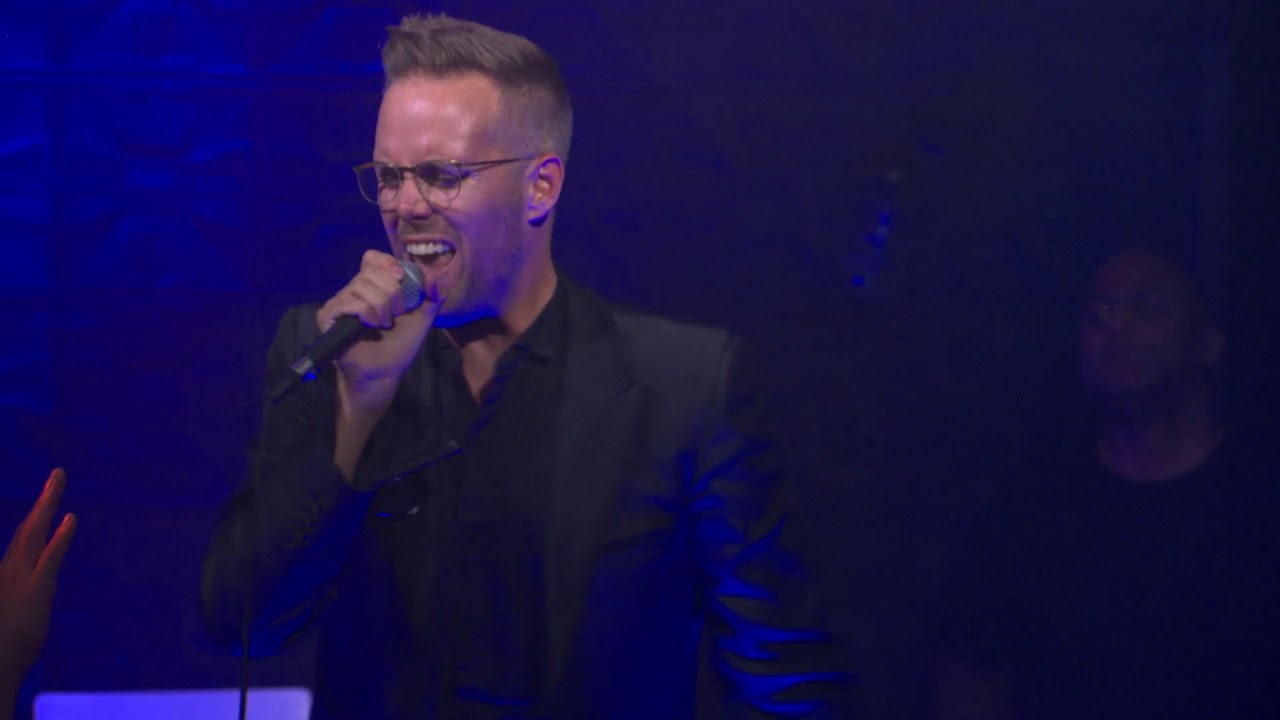 LGBTQ ally Dan Reynolds duets with Justin Tranter at the GLAAD #SpiritDay concert &lsquo;BEYOND&rsquo;