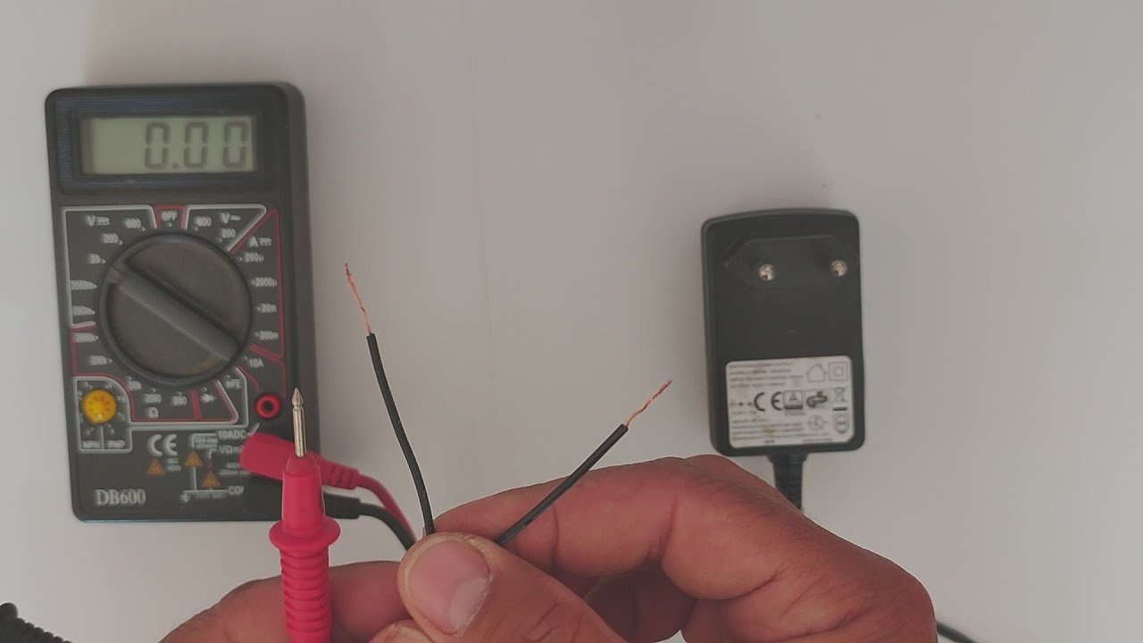 Cómo identificar positivo y negativo de un transformador alimentador con un cable blanco a rayas