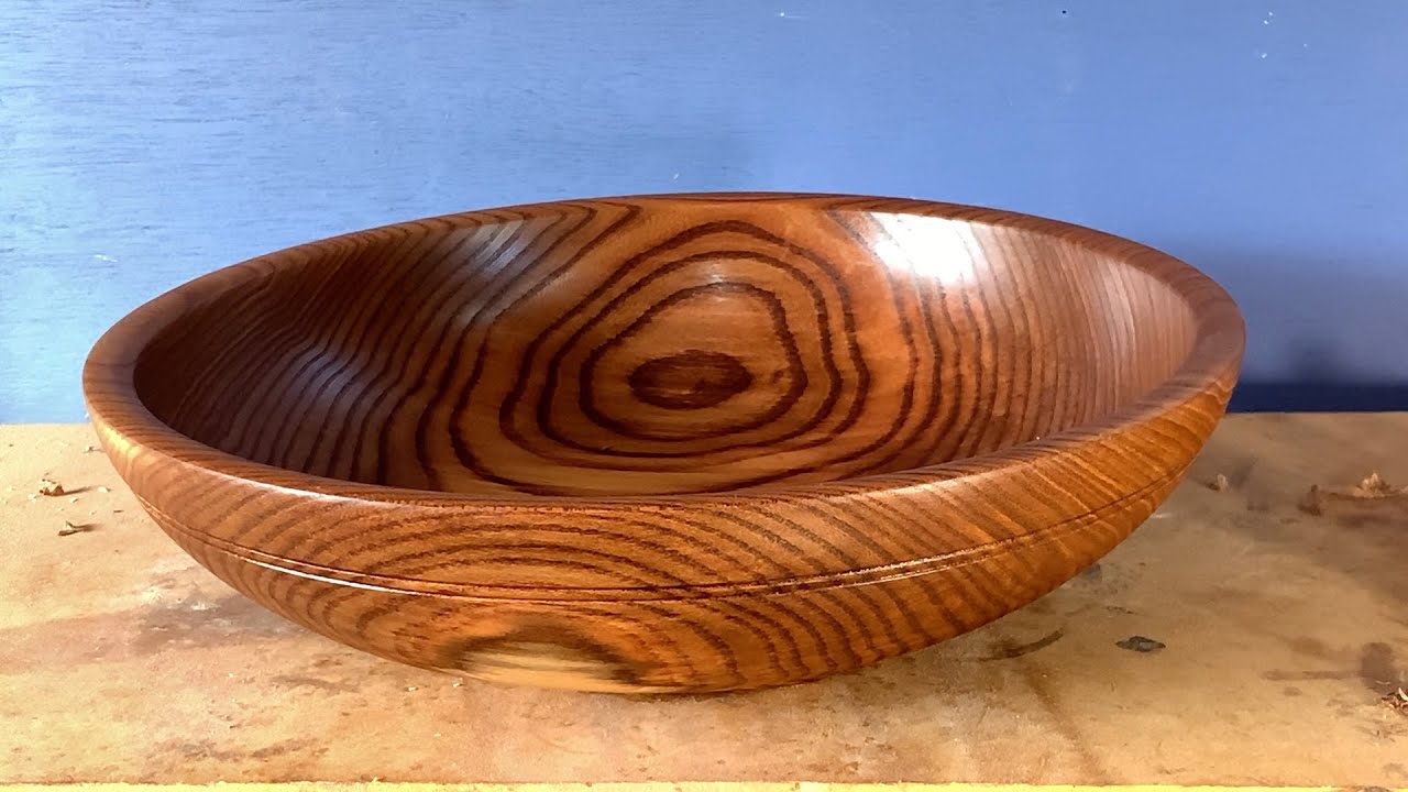 Ричард Раффан завершает создание чаши из вяза с шероховатой поверхностью и расколом.