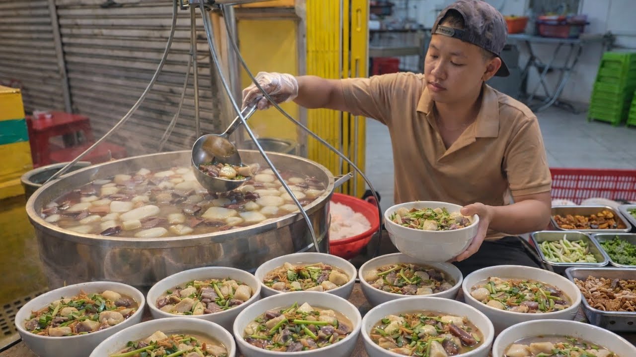 Quá độc đáo chàng trai trẻ BÁN BÁNH CANH chỉ 20k 1 TÔ cực rẻ NGAY Q1 khách NƯỜM NUỌP vì quá ngon