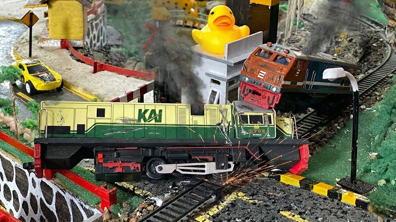 Drama Seru Merakit Kereta Api CC201 Anjlok Menabrak Kereta Api CC201 Vintage Jadul di Perlintasan
