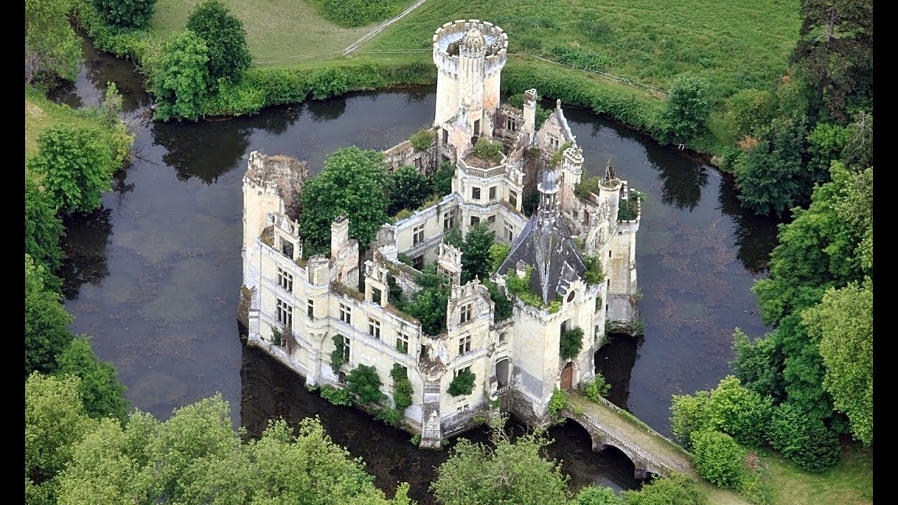 6,500 people buy crumbling castle