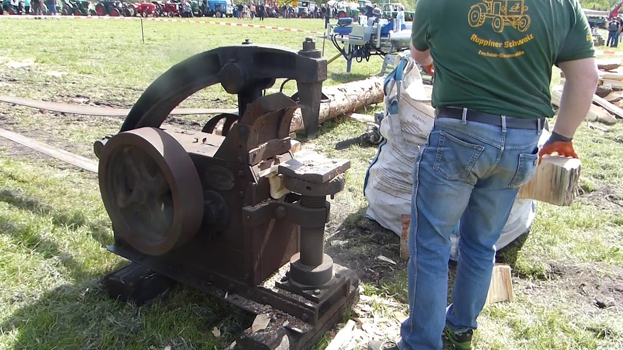 Traktorentreffen Liebenwalde 2018 Stationärmotor treibt Holzspalter an