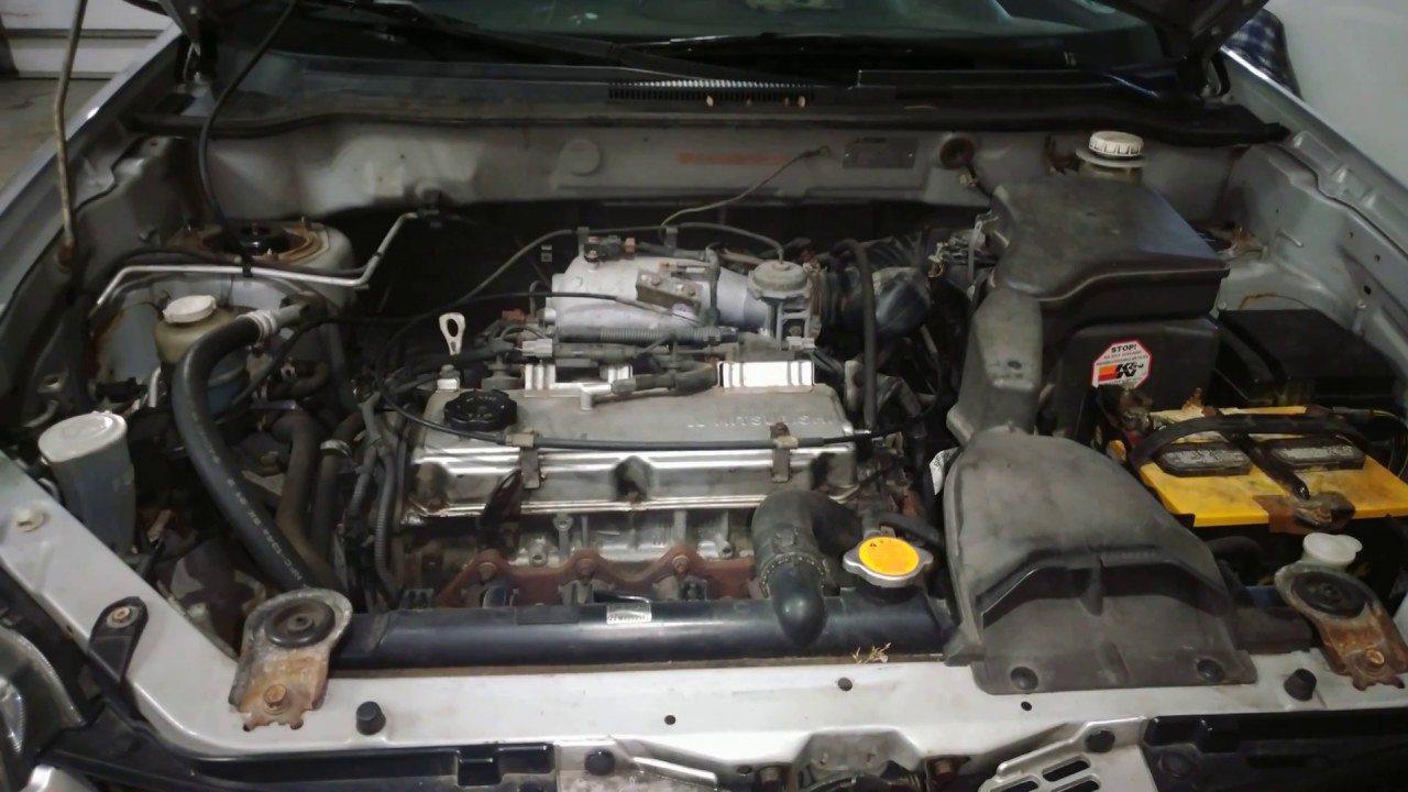 General overview of 2003 mitsubishi Outlander FWD engine bay (4g64)