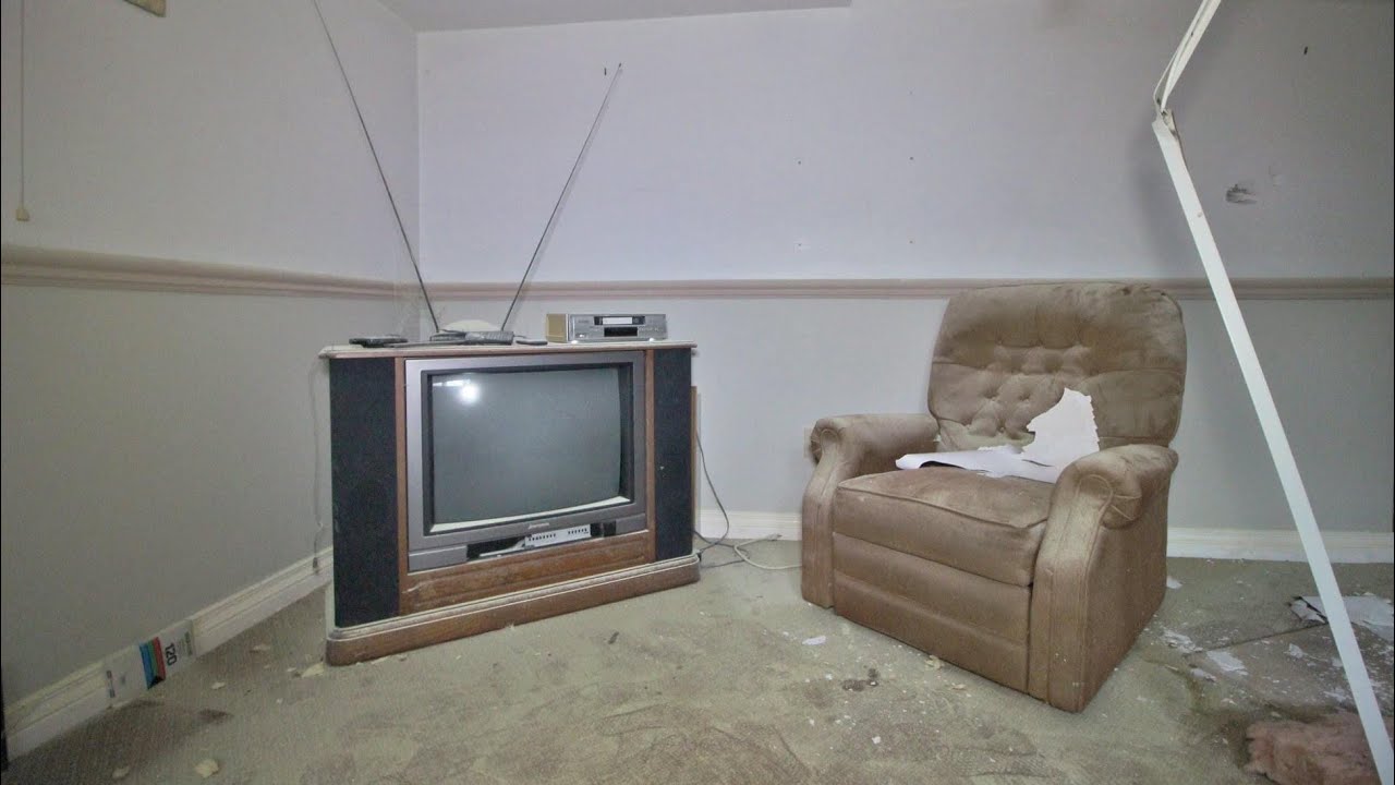 Forgotten Abandoned 1980s Estate Home **STUFF LEFT BEHIND**