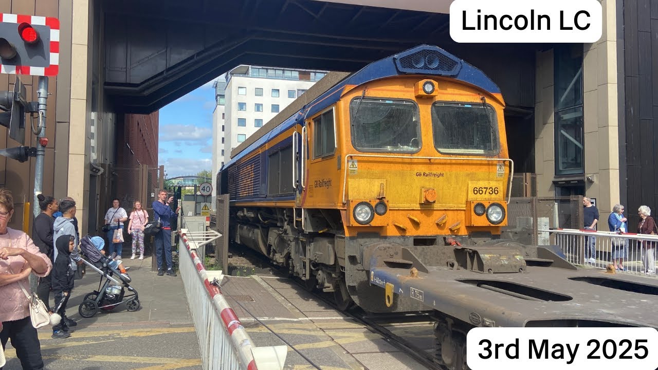 *Double Pass & 2x Light Class 66* Lincoln High Street Level Crossing (03/05/2025)