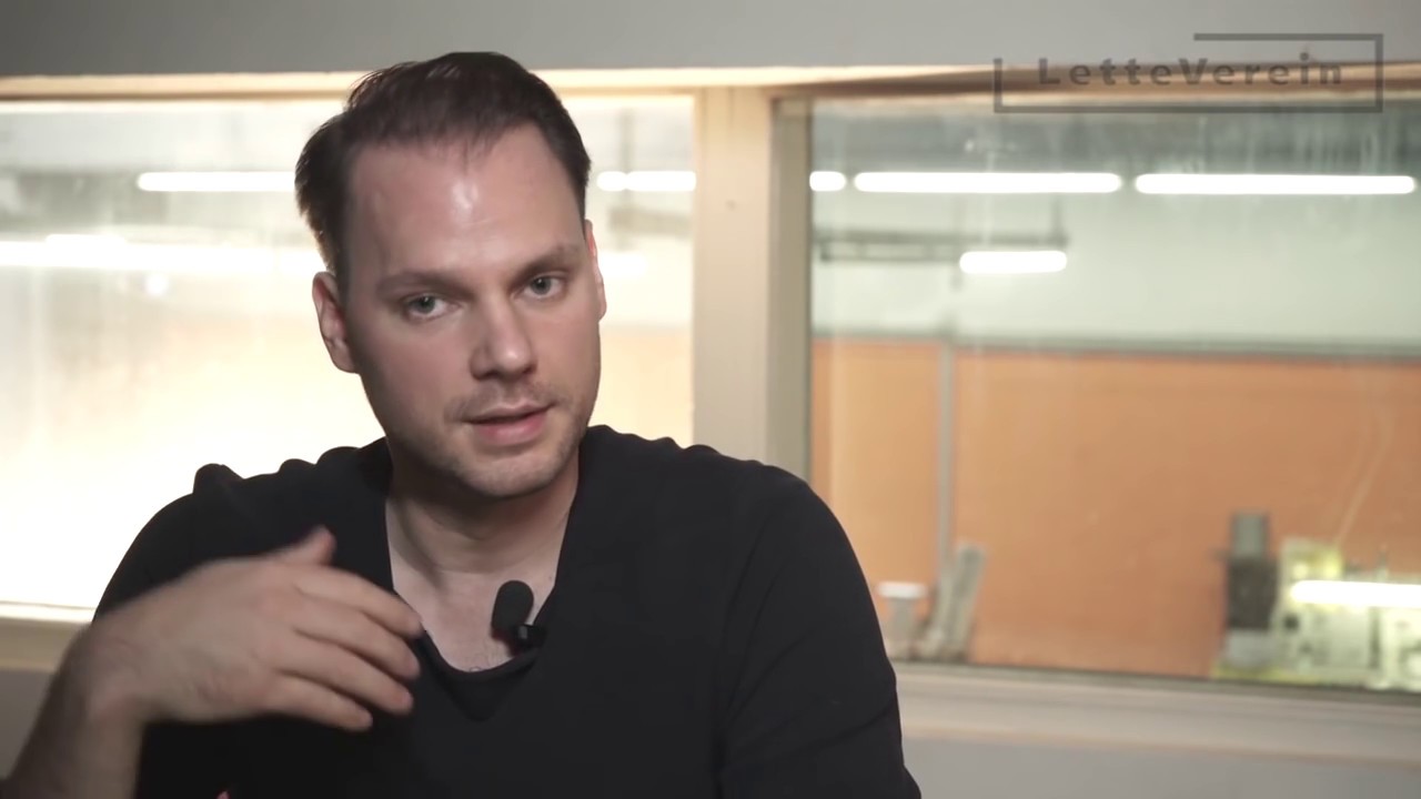 Print is not dead - Boris Brumnjak kritzelt B&uuml;cher voll
