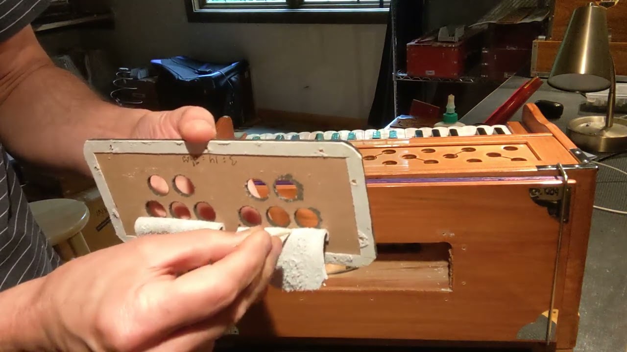 Addressing clicking type noises from harmonium bellows