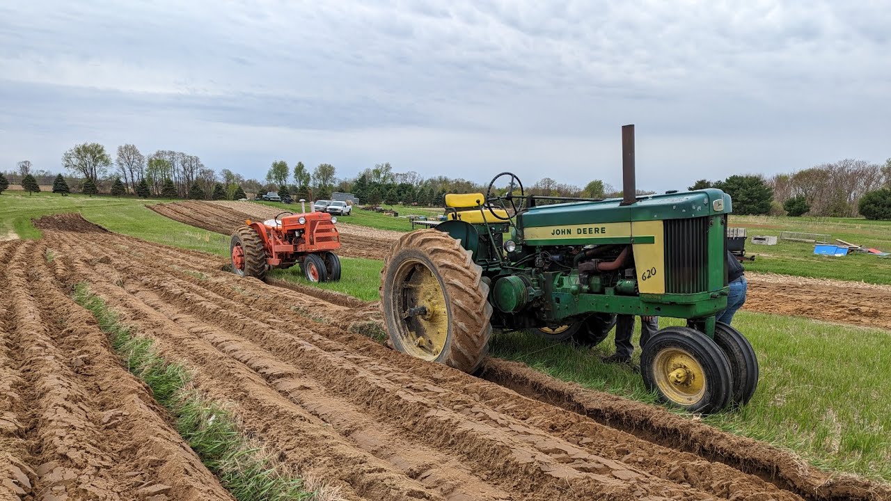 John Deere 620 Plowing