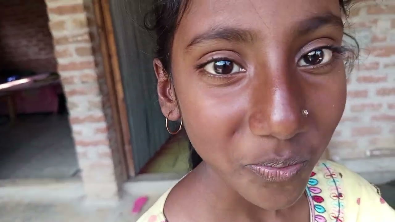 নাচতে নাচতে বন্যার পায়ে ব্যথা লাগলো।লাখির সুতা গুলো ওনেক ভালো। 