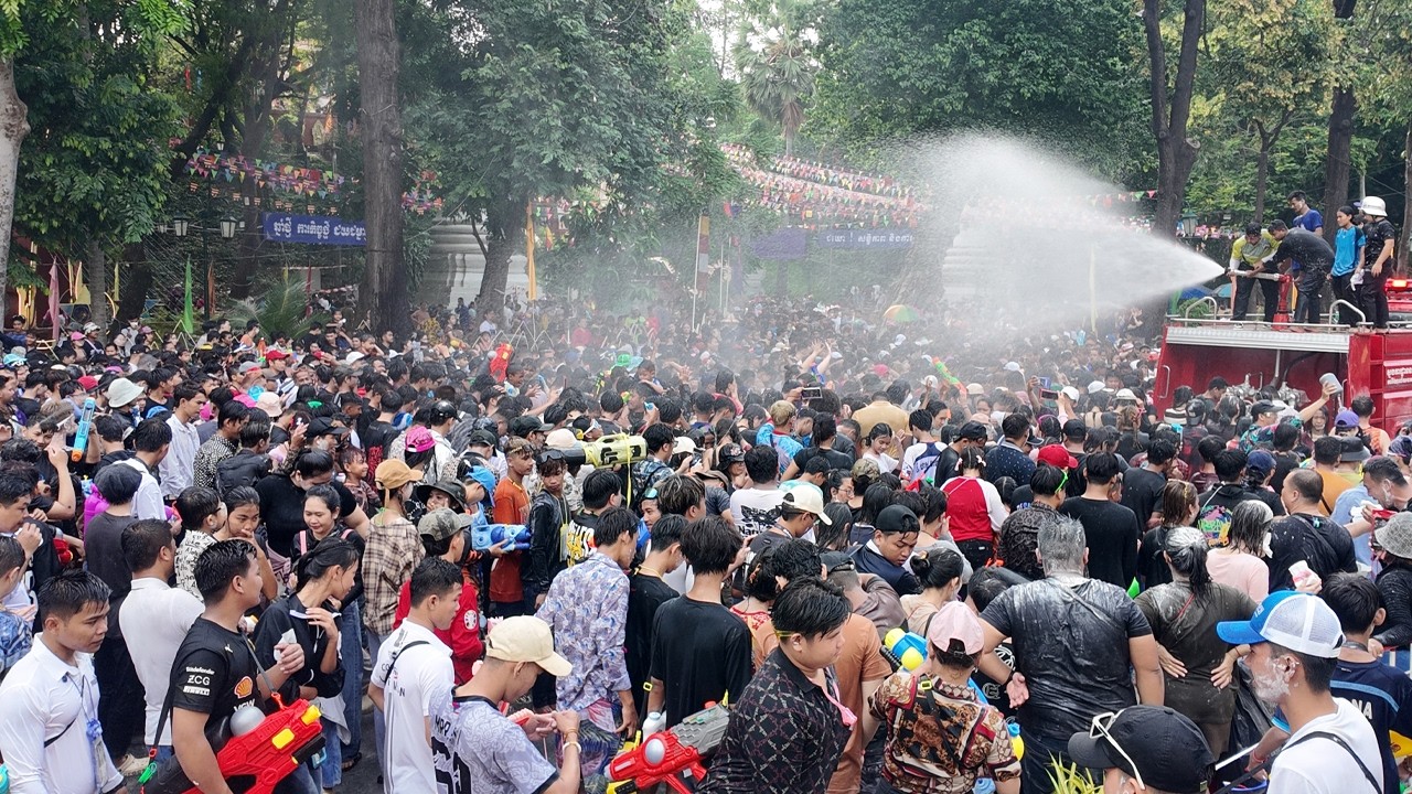 OMG! Huge Crowd at Wat Phnom Sangkran – Epic Water Fight | Khmer New Year Day 2!