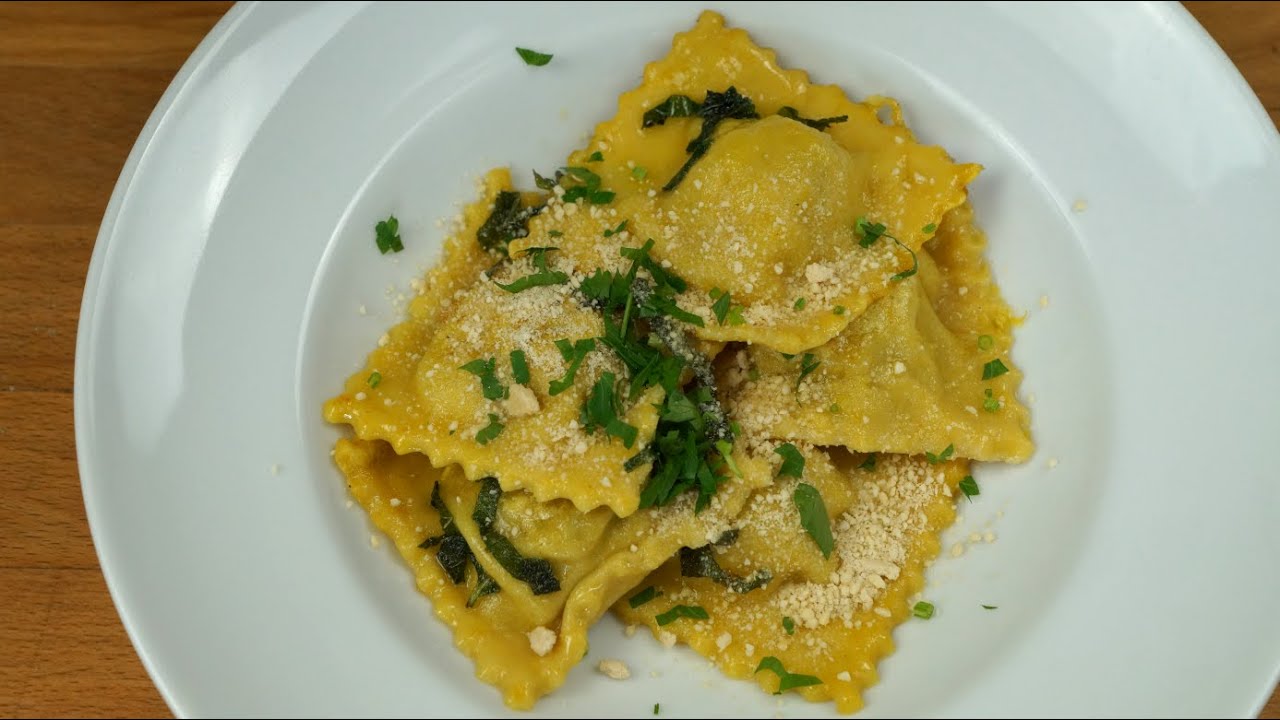 Ravioli mit Kürbis-Cashew-Füllung in Salbeibutter  -  vegan