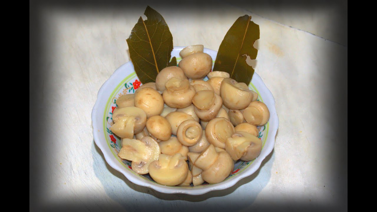 Gretai paruošiami marinuoti pievagrybiai / Marinated champignons are prepared immediately