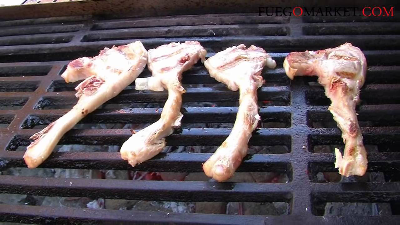 CHULETAS DE LECHAL CON HUEVOS FRITOS A LA BRASA