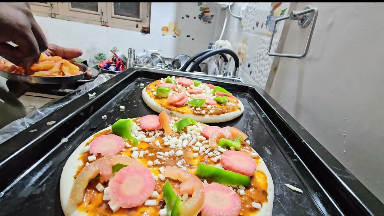 Ghar ka bana pizza = full satisfaction 😍🍕Simple, tasty & homemade 🔥”