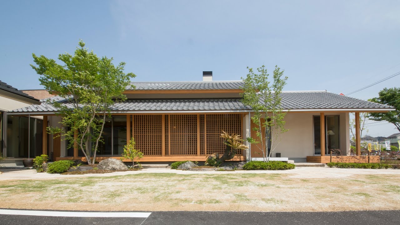 軒深い平屋の佇まい。空間を自在に操る「引戸」の妙。越屋根と和瓦、伝統建築の魅力を兼ね備えた和の住まい。