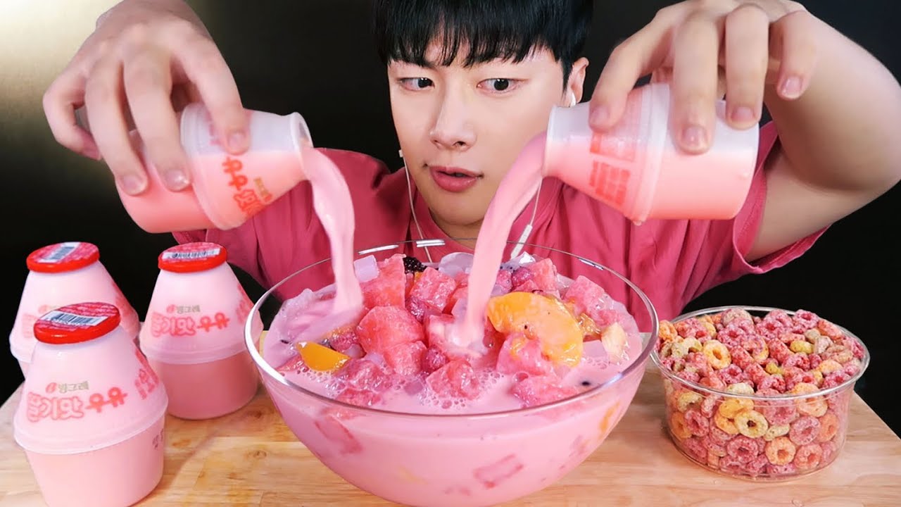 (ASMR) Холодный клубничный фруктовый салат с молоком Mukbang🍉🏖