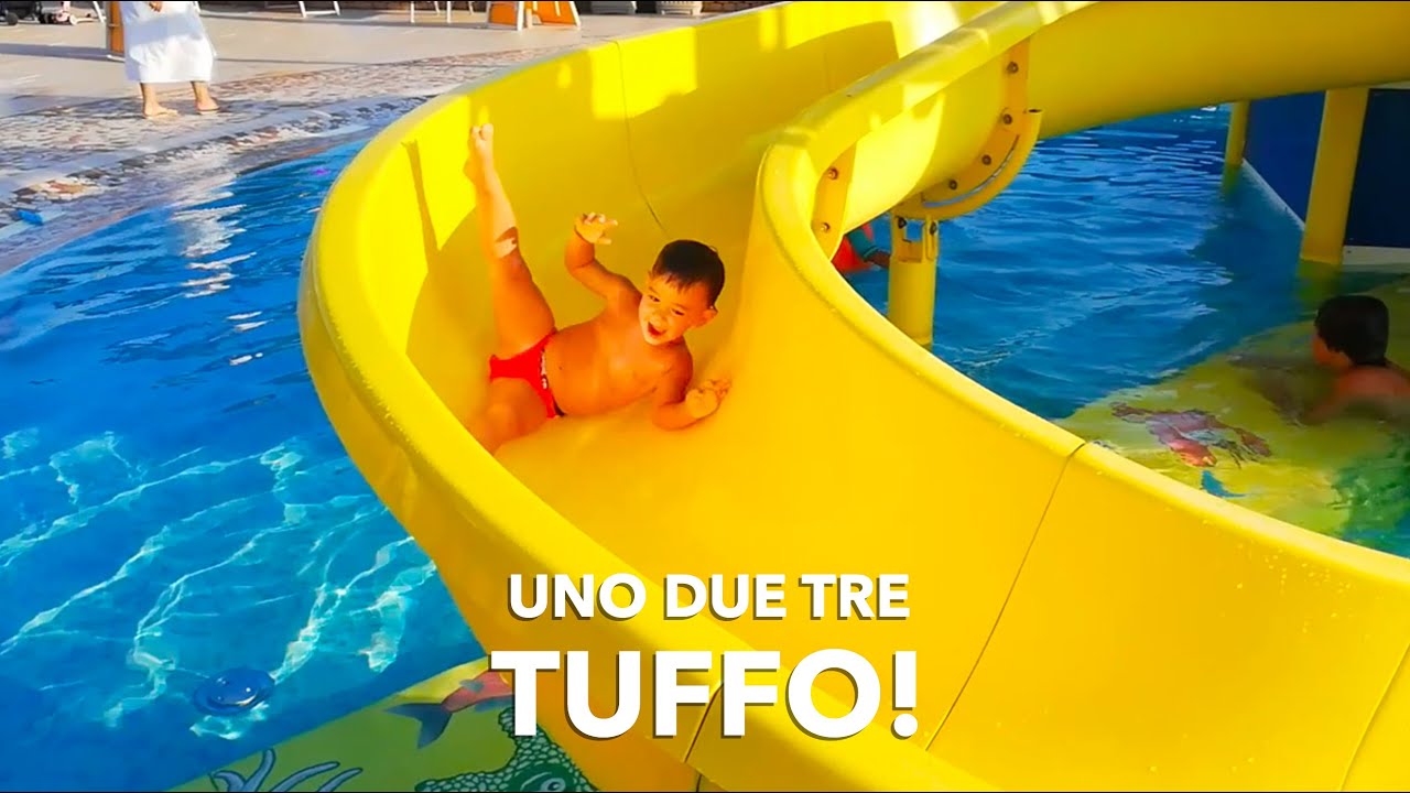 Bimbi piccolissimi che si tuffano || Acquaticit&agrave; e tuffi in piscina