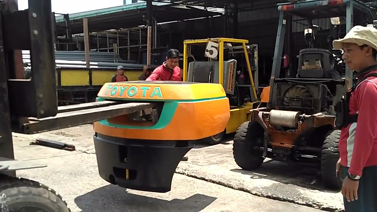 proses pemasangan counterweight forklift