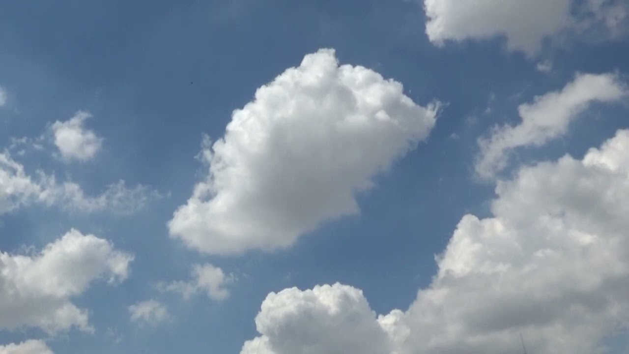 Nubes en movimiento cambia de formas con cielo azul video para desestresarse meditar y dormir relax