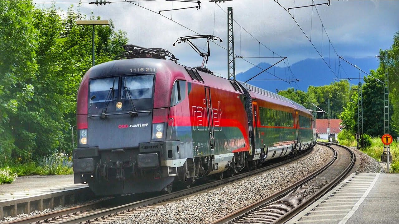 Züge im Bahnhof Bernau am Chiemsee