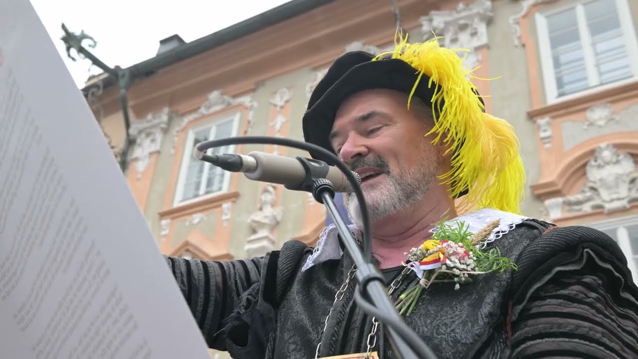 Der Herold verliest die Marktordnung des St. Veiter Wiesenmarktes