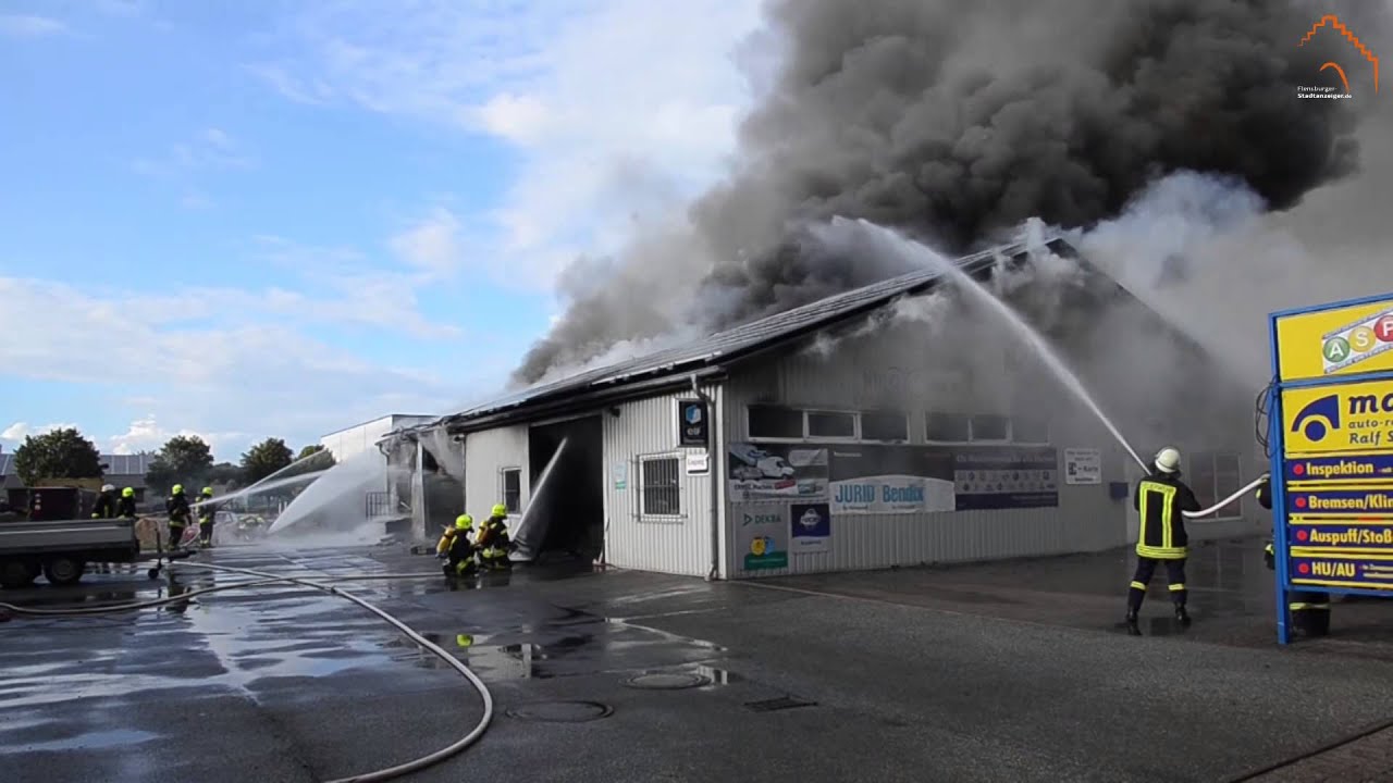 Großfeuer zerstört Autowerkstatt