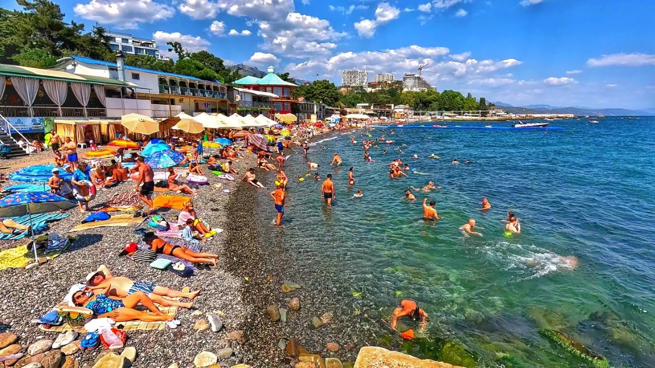 Высокий сезон в Алуште - стоит ли оно того?