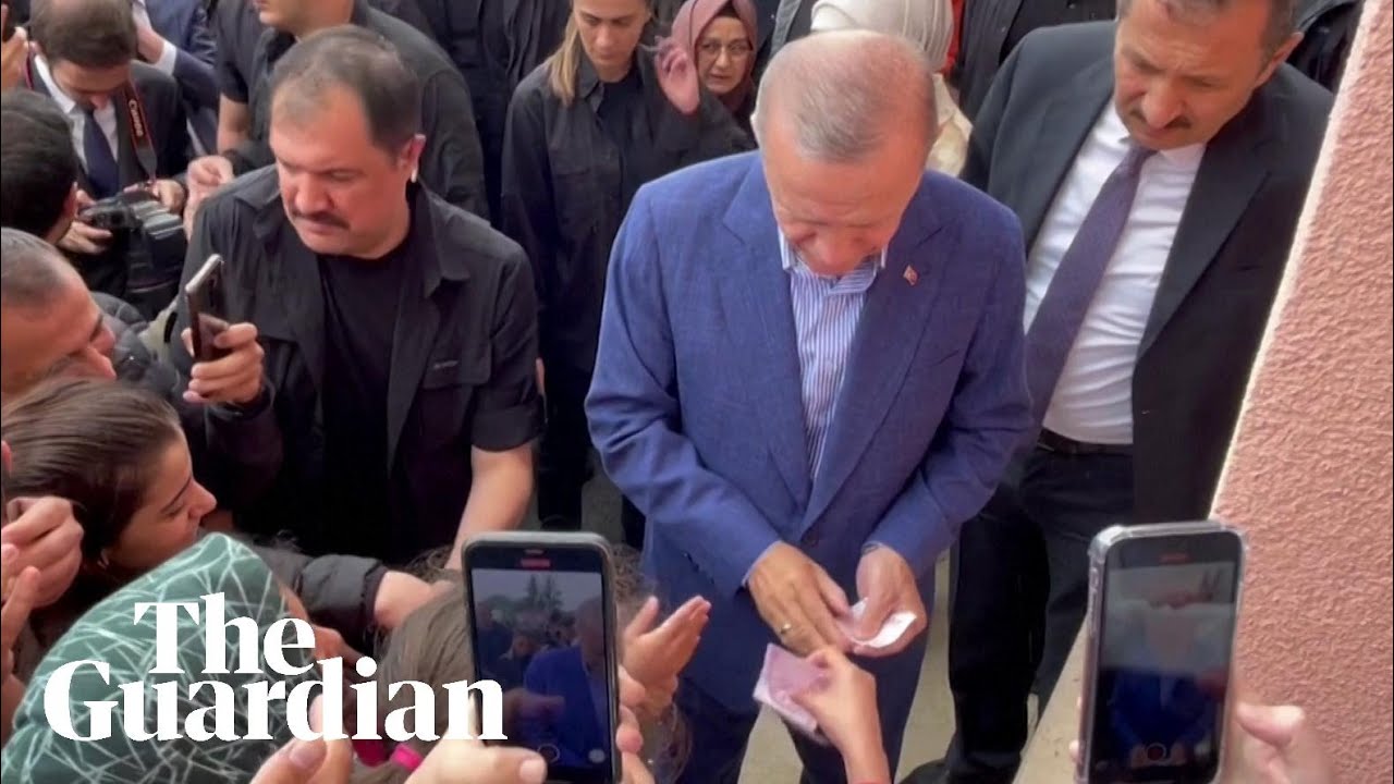 Erdoğan hands banknotes to supporters outside Turkish polling station