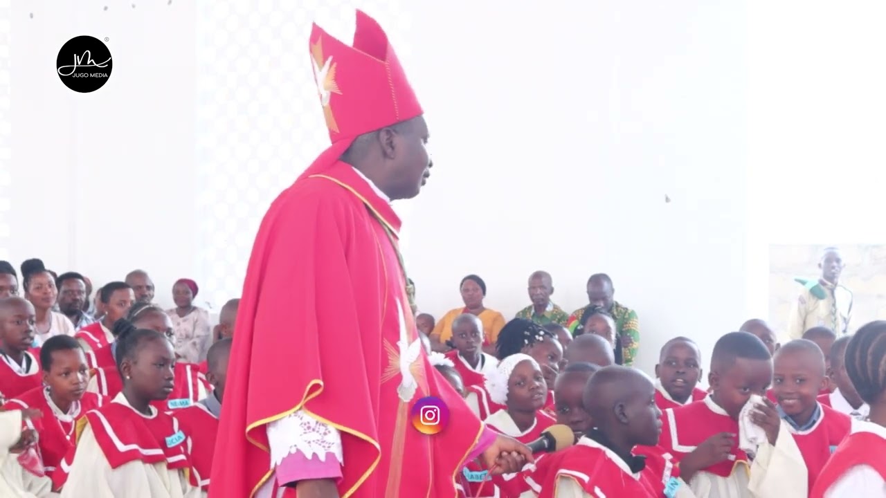 Tazama Askofu Stefano Musomba Akiwauliza Maswali Watoto wa Kipaimara Parokia ya Mtoni Mtongani, Dsm.