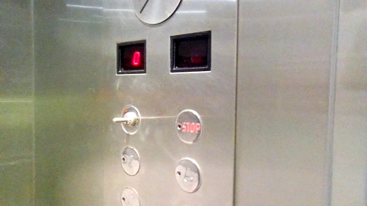 Ασανσέρ σε εμπορικό κέντρο στην Γλυφάδα