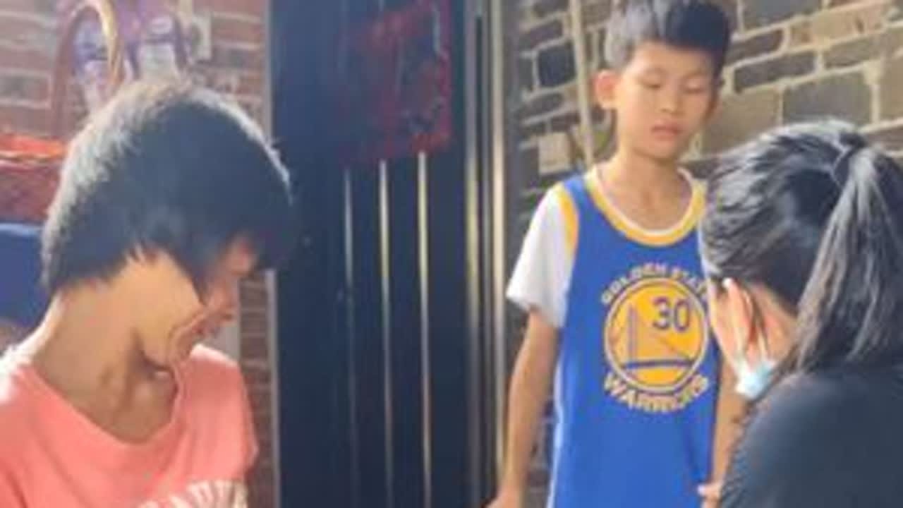 六年前，这个弟弟的爸爸因故永远离开了这个家，留下了他和行动不便的妈妈相依为命。孝顺又懂事的他从幼儿园大班开始就学会了做所有家务，本来还需要人照顾的他担负起了照顾妈妈的责任。我们已陪伴他一起走过五...