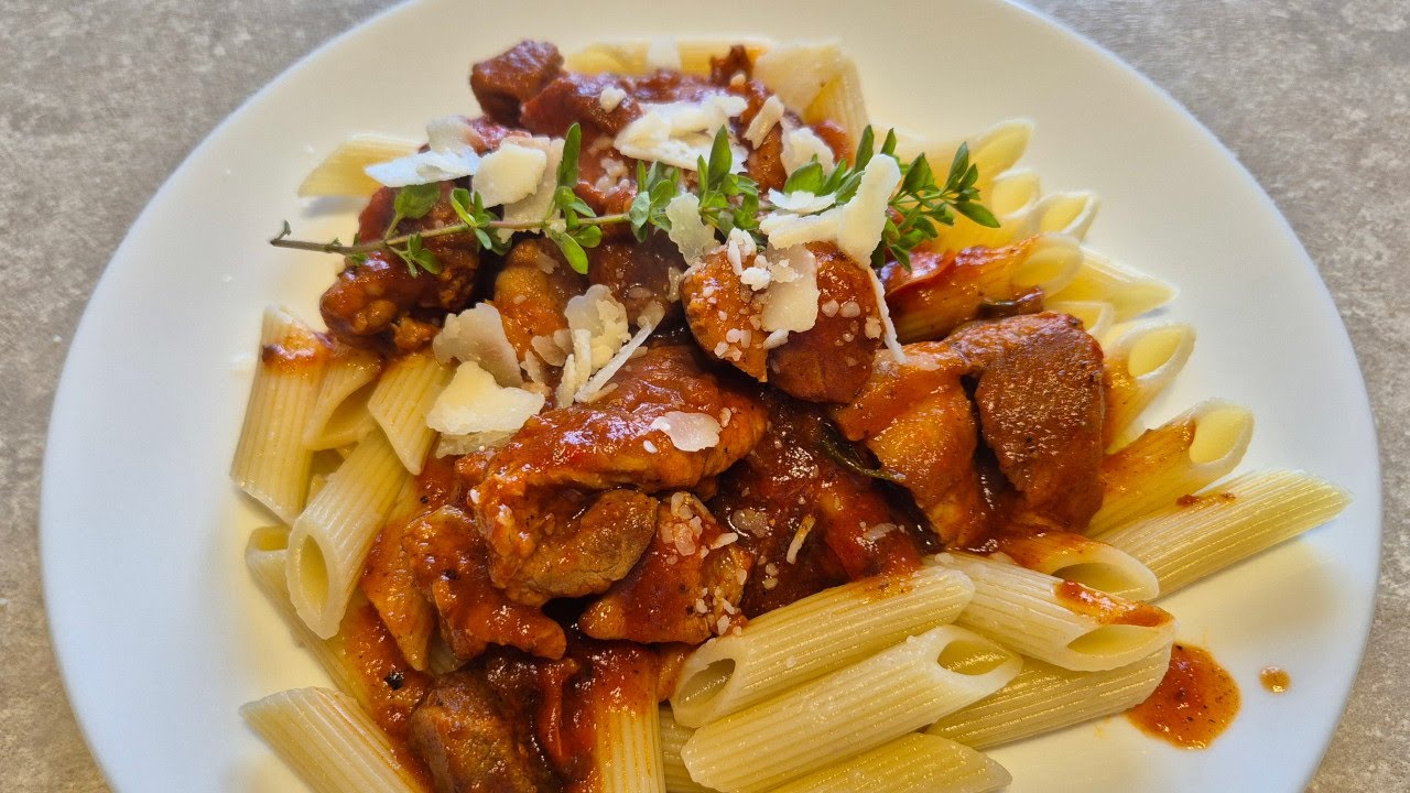 Gulasz polsko-włoski z łopatki do makaronu penne