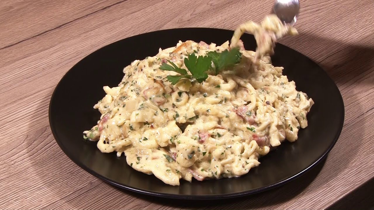 Spätzlepfanne mit Bauchspeck, Käse, Knoblauch und Spätzle