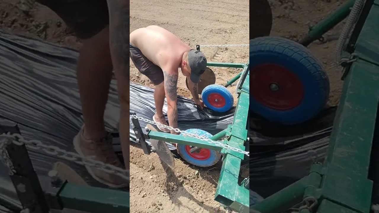 @Стелимо поліетилен на городі.😥🚜