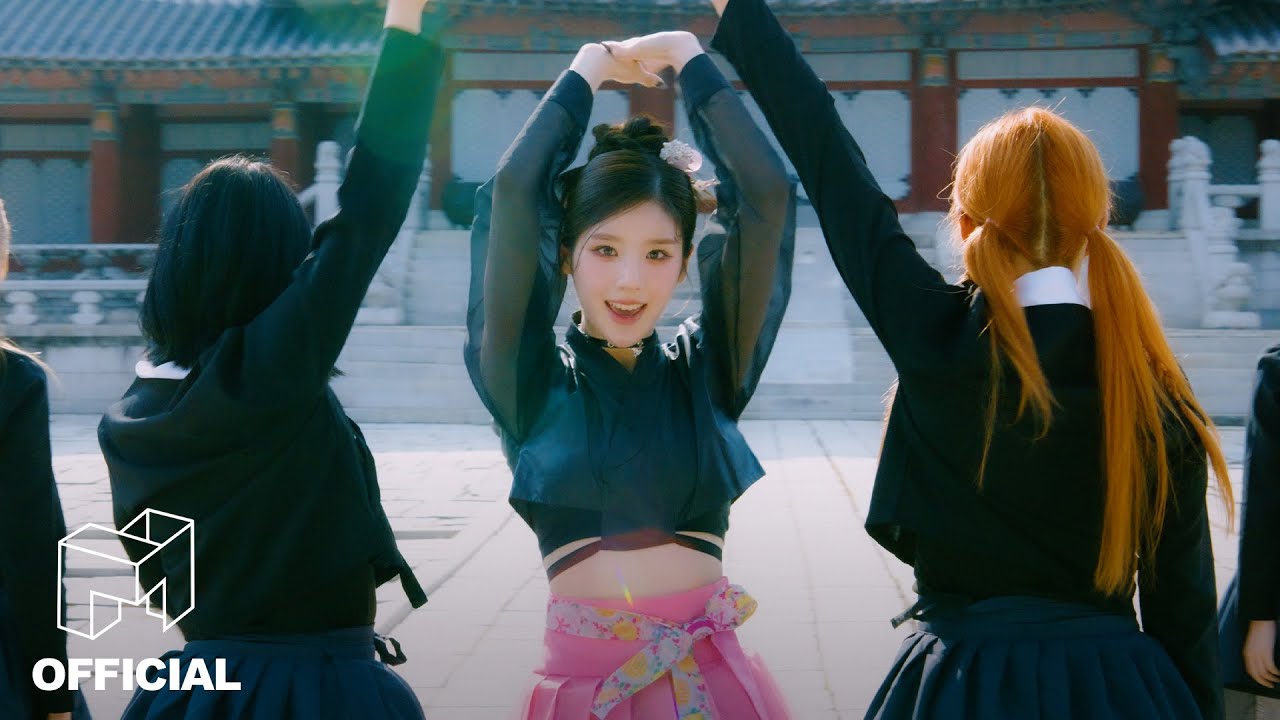 HeeJin &lsquo;Algorithm' Official Dance 궁 Ver. | ARTMS