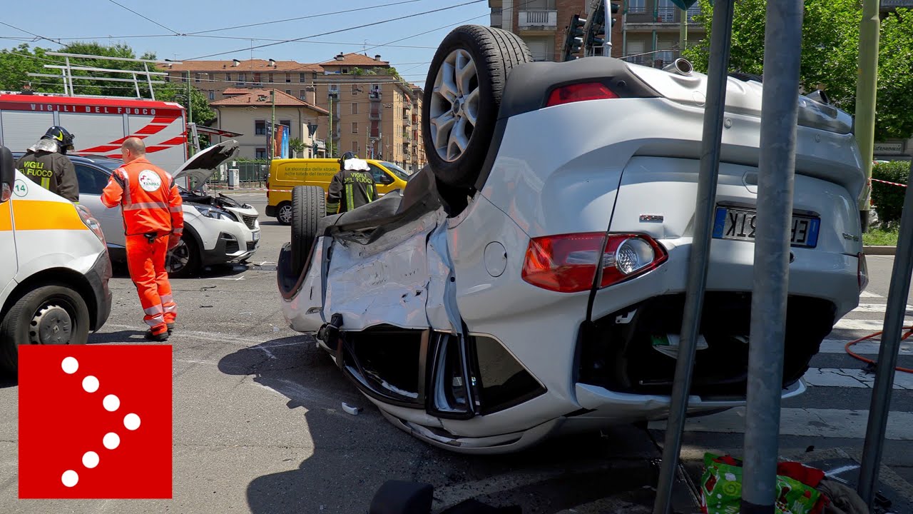 Milano, incidente in viale Fulvio Testi: scontro tra auto, una si ribalta